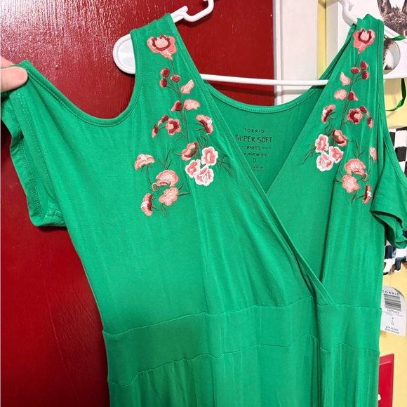 Cold shoulder Torrid maxi - Picture 2 of 3